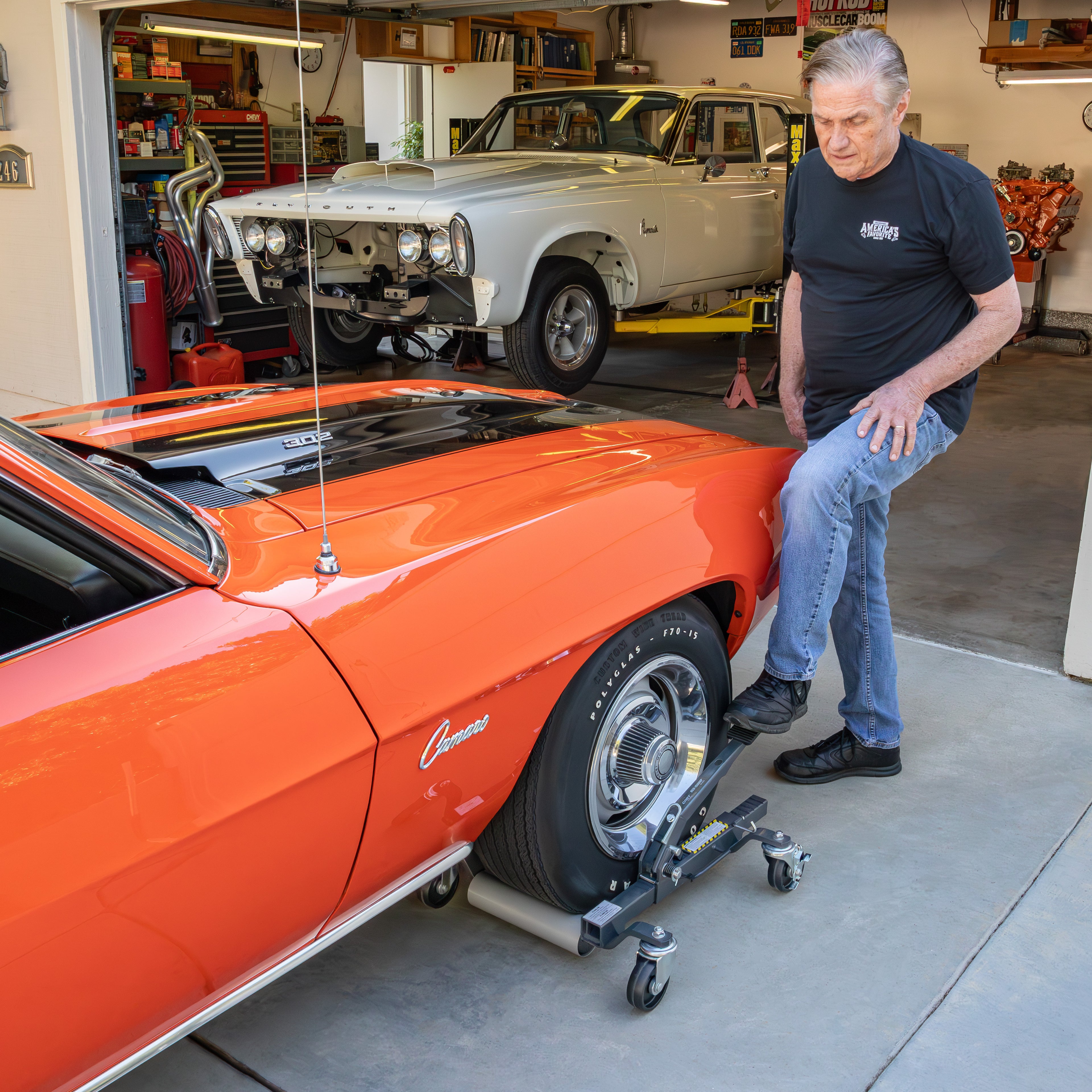 Ranger RCD-1500MP muscle car dolly used by operator to lift tire