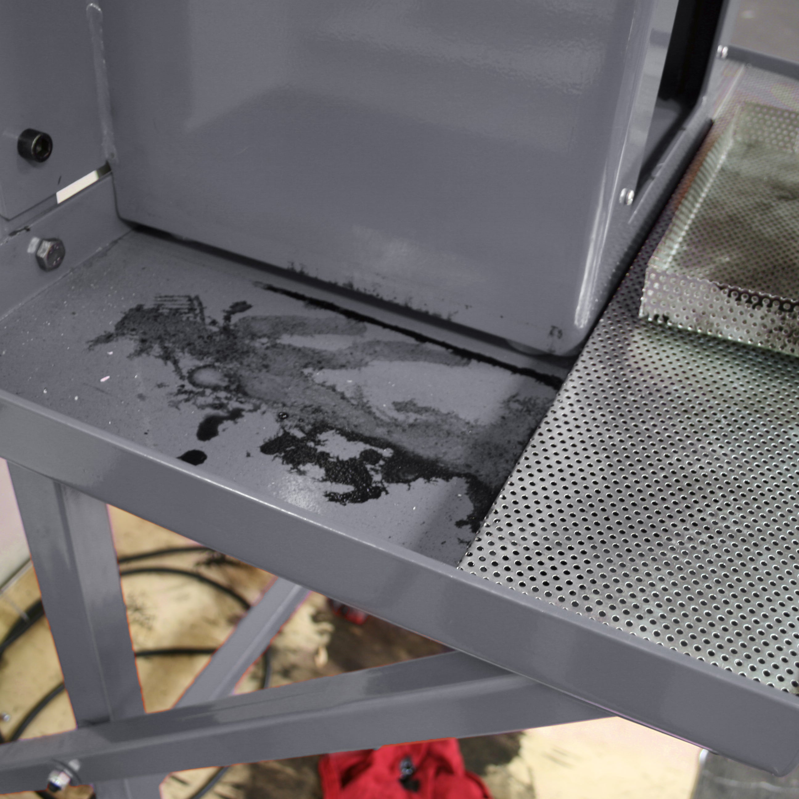 Ranger RP-50FC hydraulic oil filter crusher with oil catcher detail