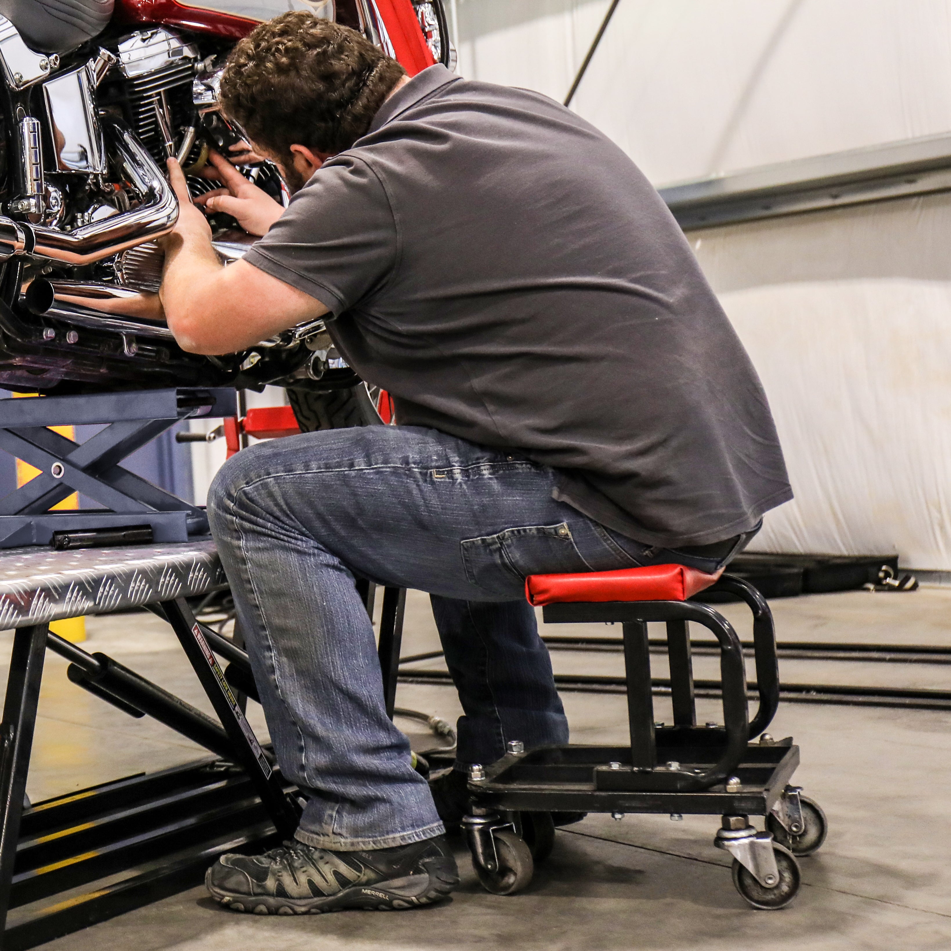 Ranger RST-1WS rolling work seat with heavy-duty casters and built-in tool tray